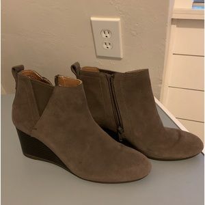 Vionic weather resistant greige suede wedge zip up boots